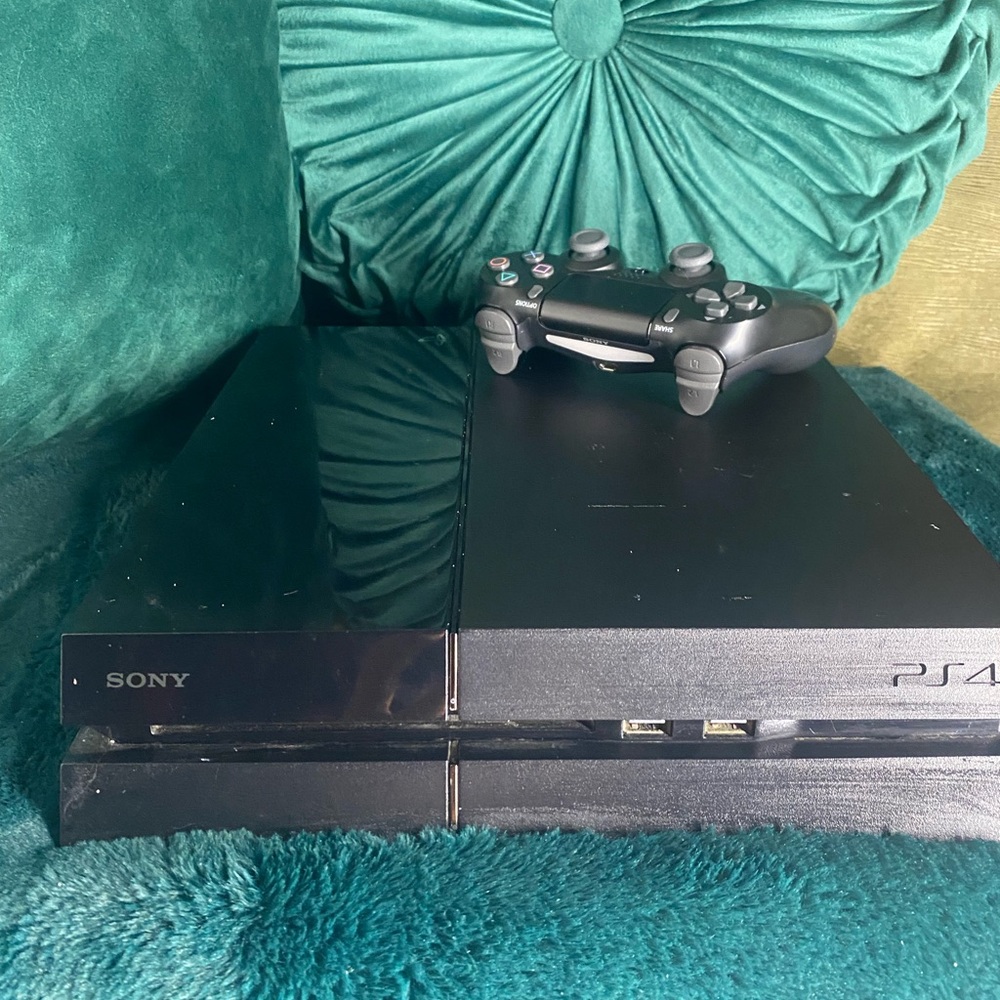 Sony PS4 Console - Sleek Black Finish